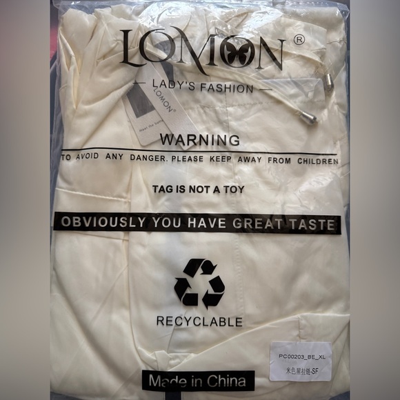 Lomon Women Waterproof Lightweight Rain Jacket Active Outdoor Hooded Raincoat - Picture 6 of 10